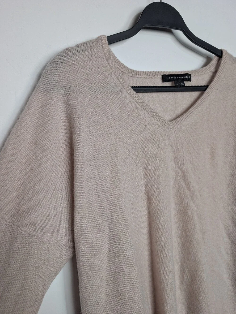 Skull Cashmere V-Neck Taupe Beige Tan Soft Comfy Quiet Luxury Sweater Size Large